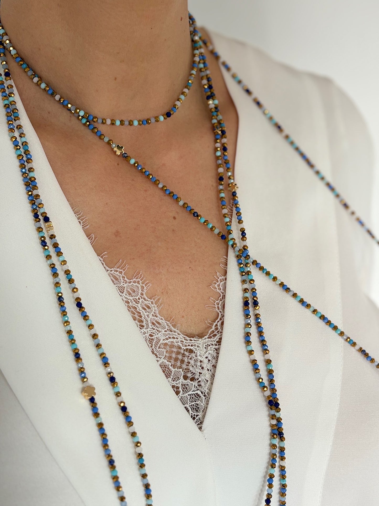 Collier Denim bleu porté en accumulation ras de cou et sautoir FAIS PAS TA STEPH
