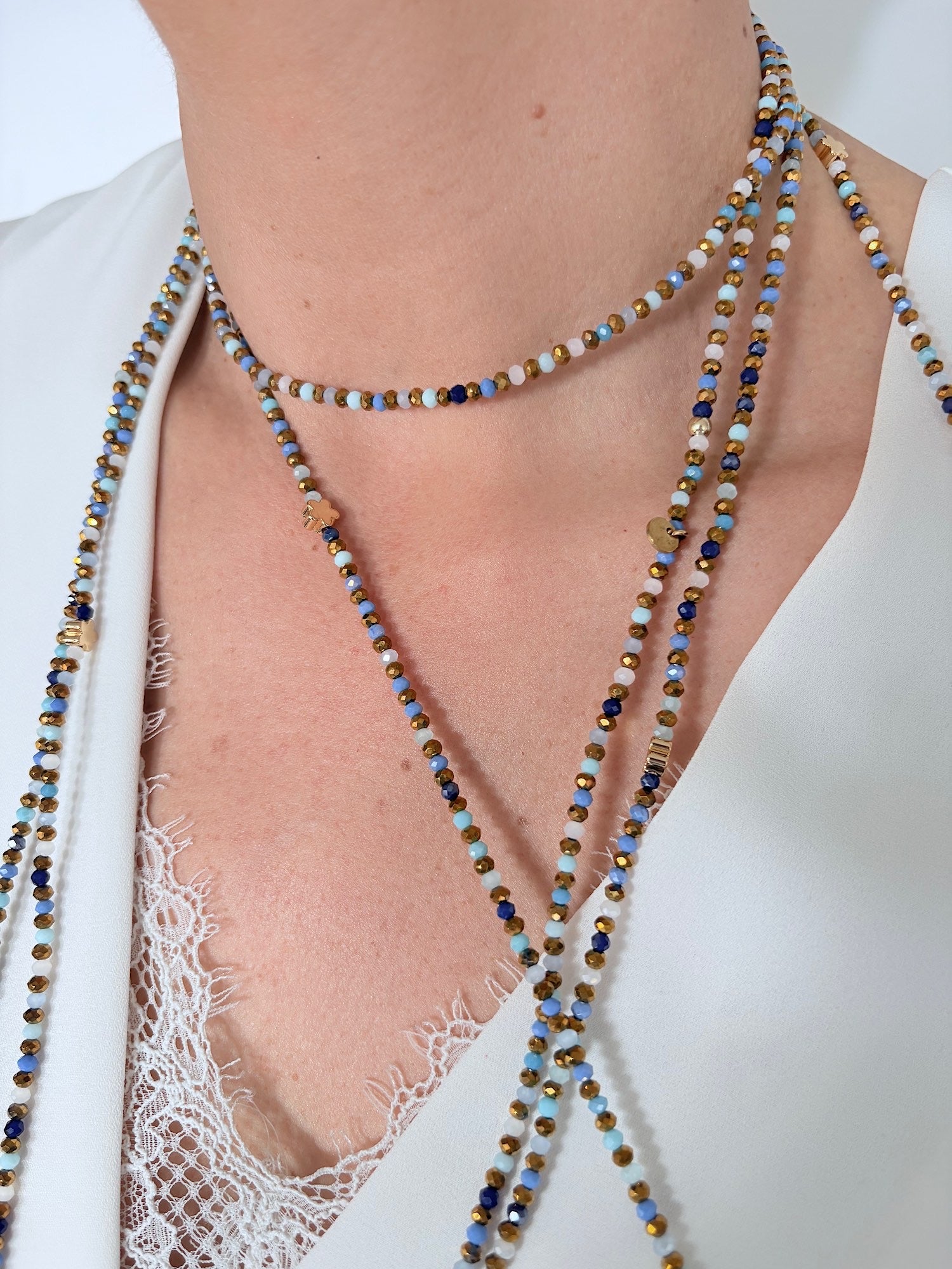 Collier Denim bleu en perles de verre porté en ras de cou et sautoir FAIS PAS TA STEPH