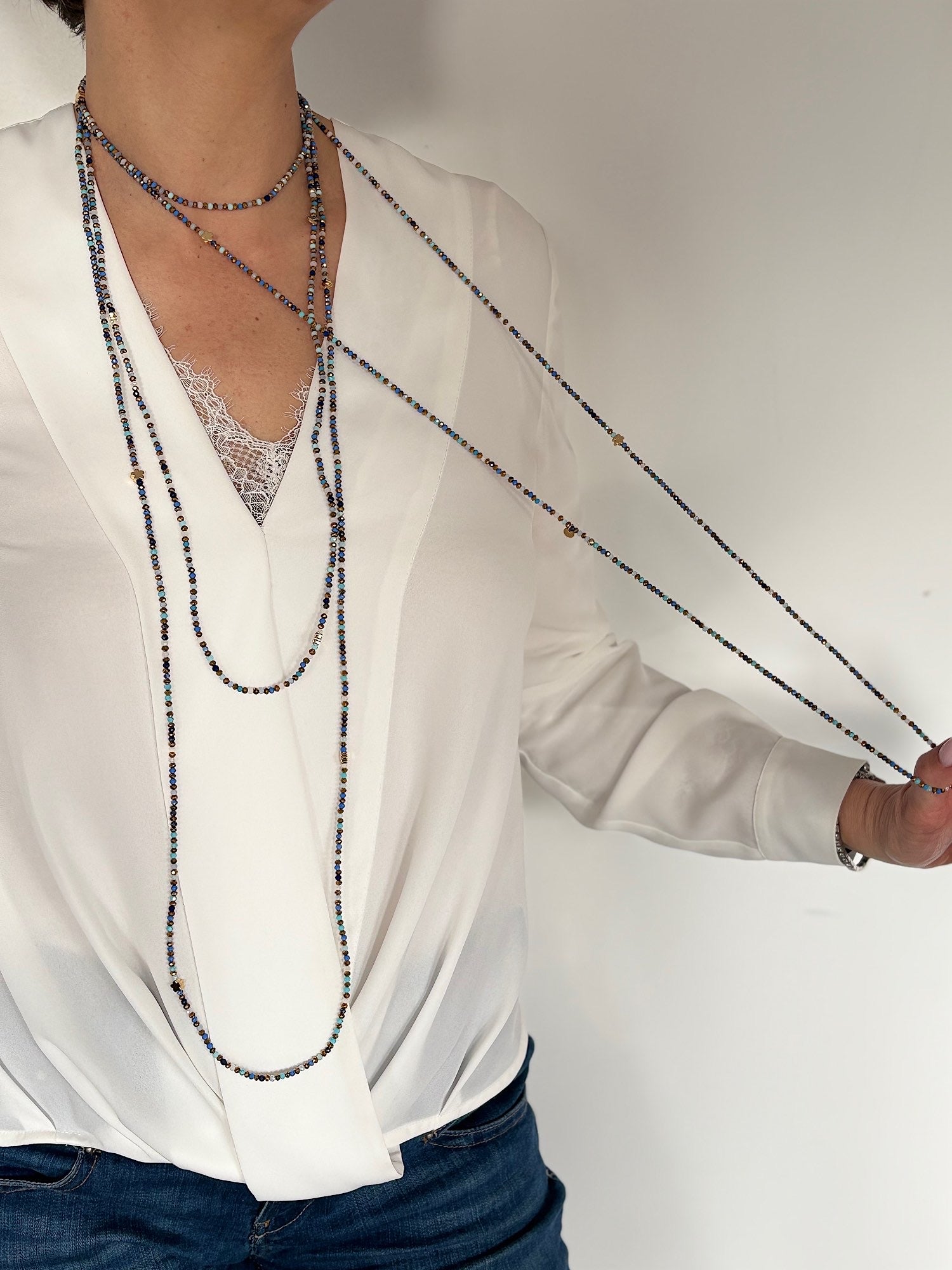 Collier Denim bleu en perles de verre porté en sautoir FAIS PAS TA STEPH