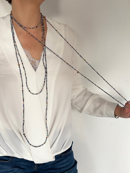 Collier Denim bleu en perles de verre porté en sautoir FAIS PAS TA STEPH