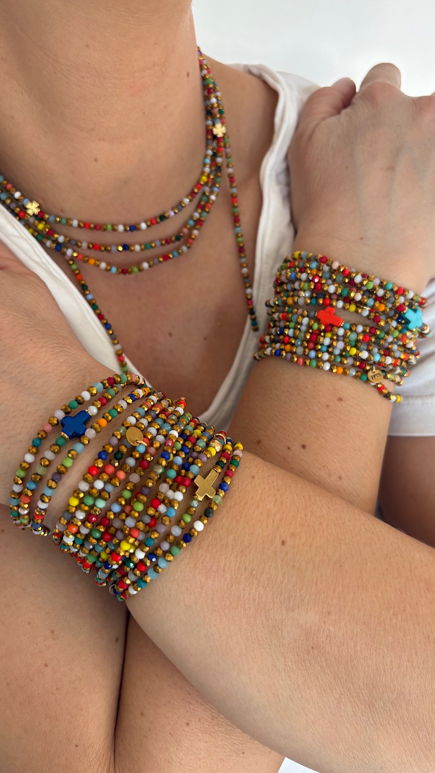 Collier élastique multicolore Pixel porté en accumulation avec manchettes assorties FAIS PAS TA STEPH