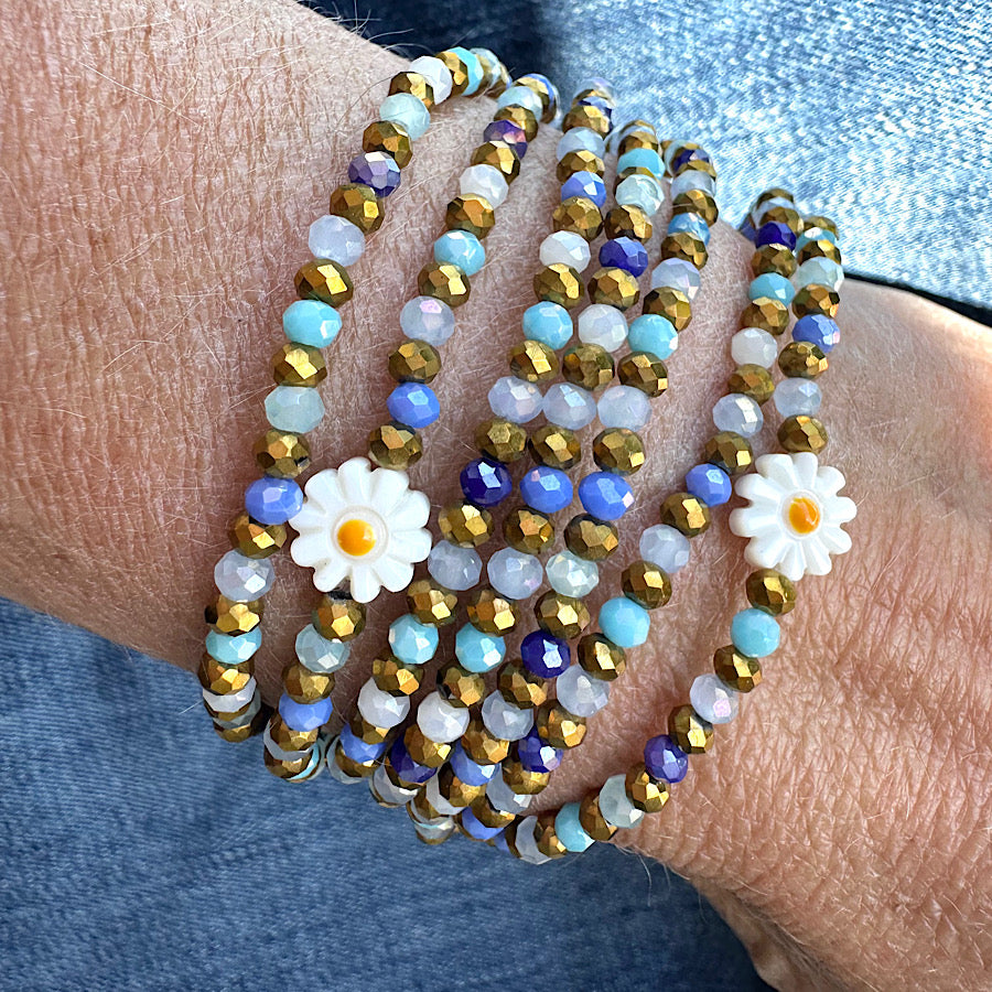 Bracelet manchette 7 tours en perles bleu, doré et blanc, avec fleurs