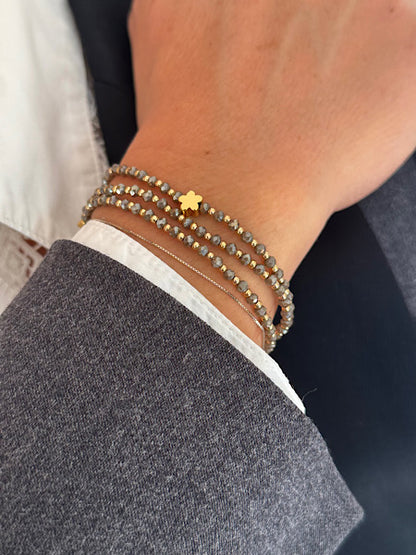 Zoom sur la fleur doree du Mini Bronze Fleur Doree avec perles bronze