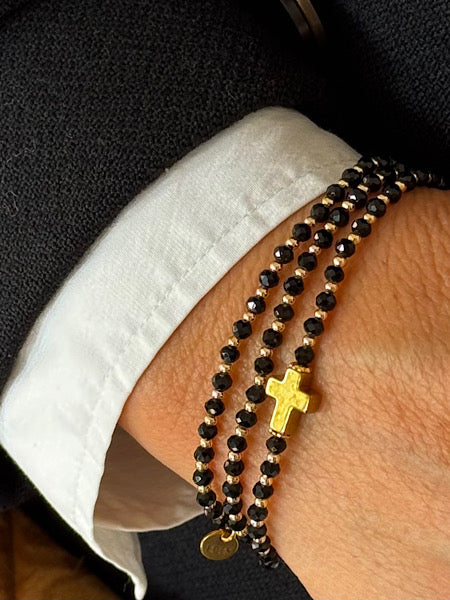 Zoom sur la croix doree du Mini Noir Croix Doree avec perles de verre noires
