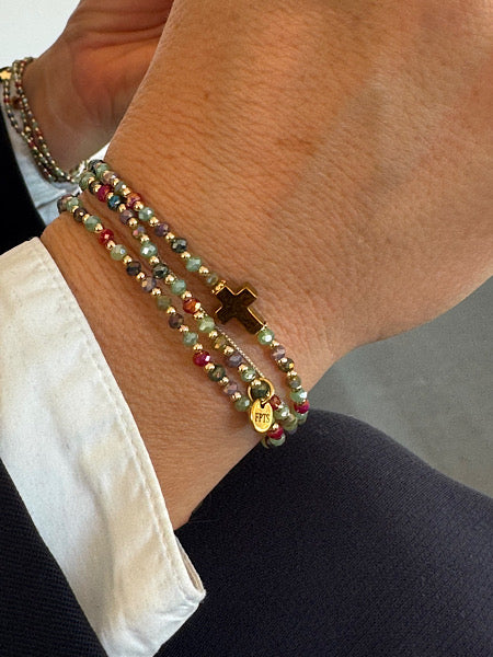 Detail du Mini Rubis Croix Doree avec perles rouges et croix dore