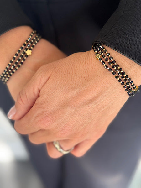 mini noir trèfles dorés bijou 3 tours en perles noires avec éléments dorés à porter en collier, bracelet ou cheville