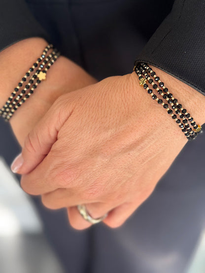 mini noir trèfles dorés bijou 3 tours en perles noires avec éléments dorés à porter en collier, bracelet ou cheville