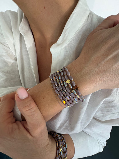 Sautoir Ovale lila avec trèfles dorés porté en bracelet manchette