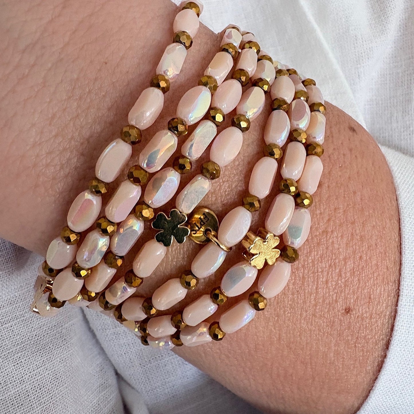 Bracelet manchette multi-tours Ovale Opaline FAIS PAS TA STEPH en perles ovales opalines avec trèfles dorés