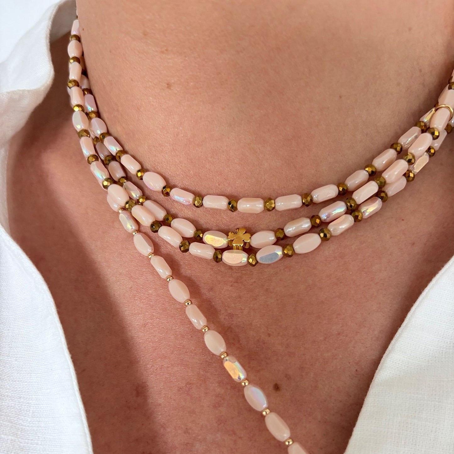 Collier ras de cou et sautoir Ovale Opaline FAIS PAS TA STEPH en perles ovales opalines avec trèfles dorés