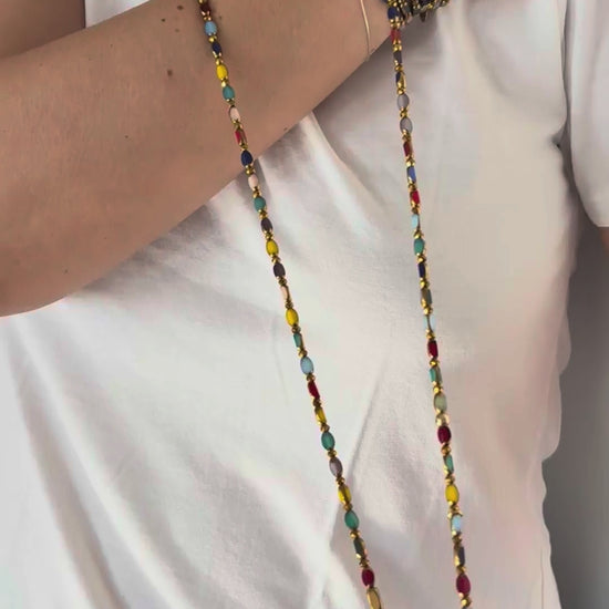 Sautoir Rainbow Solaire multicolore FAIS PAS TA STEPH porté en sautoir et manchette avec trèfle doré en mouvement