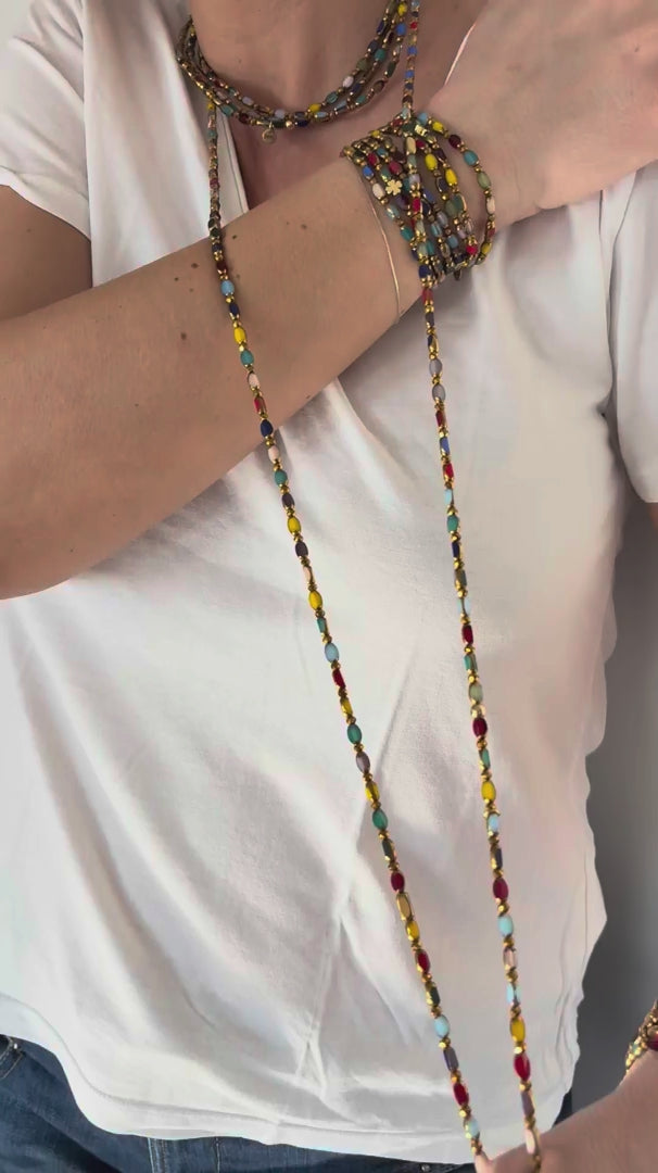 Sautoir Rainbow Solaire multicolore FAIS PAS TA STEPH porté en sautoir et manchette avec trèfle doré en mouvement