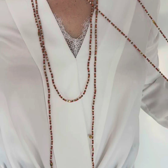 Sautoir en perles de verre multicolores Blush avec trèfles dorés porté en sautoir long