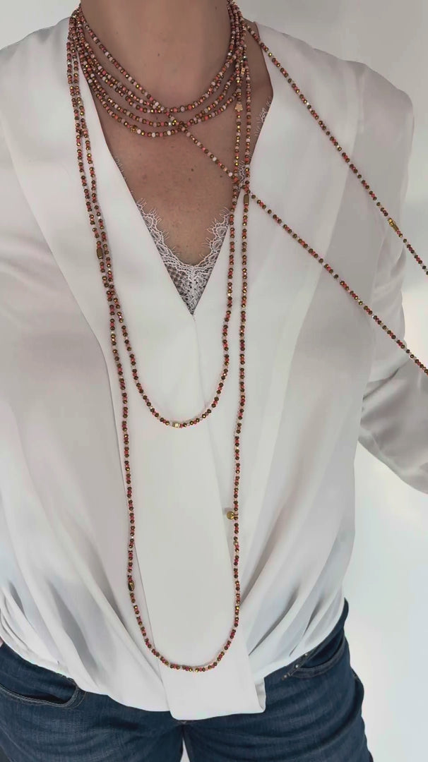 Sautoir en perles de verre multicolores Blush avec trèfles dorés porté en sautoir long