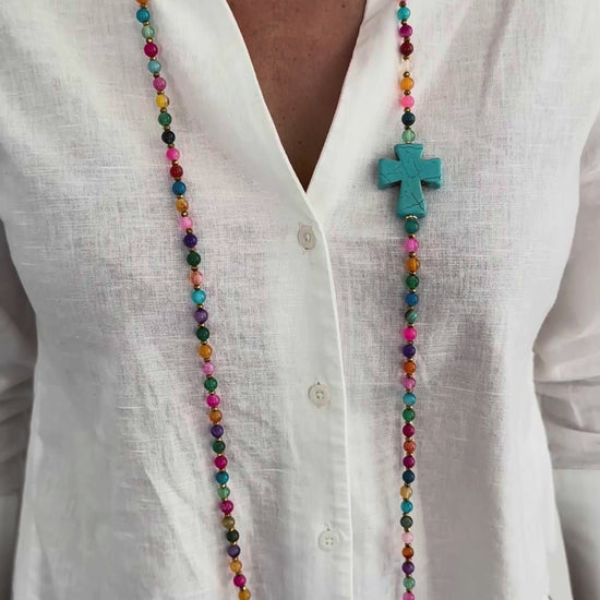 Vidéo du sautoir Colette en agate multicolore avec croix turquoise porté, bijou modulable 3 en 1