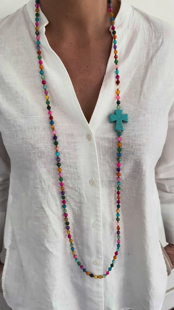 Vidéo du sautoir Colette en agate multicolore avec croix turquoise porté, bijou modulable 3 en 1