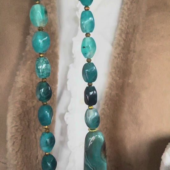 Vidéo du collier Celadon en agate torsion bleue, pierre naturelle, pièce unique de la gamme Les Singuliers, reflets subtils et éclat lumineux.