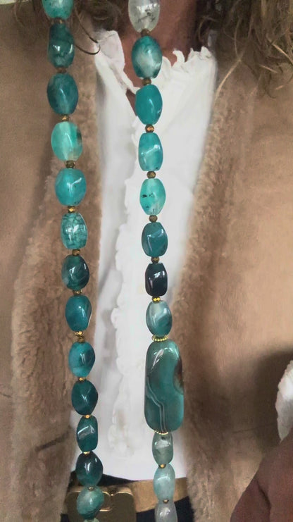 Vidéo du collier Celadon en agate torsion bleue, pierre naturelle, pièce unique de la gamme Les Singuliers, reflets subtils et éclat lumineux.