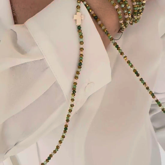 Sautoir multicolore Minty porté en collier long et manchette 7 tours