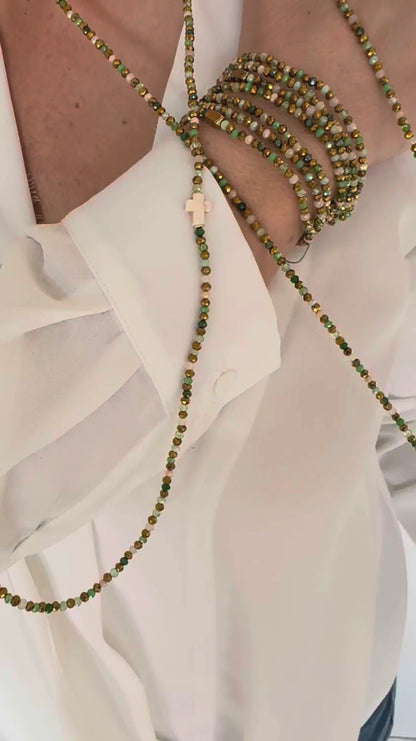 Sautoir multicolore Minty porté en collier long et manchette 7 tours
