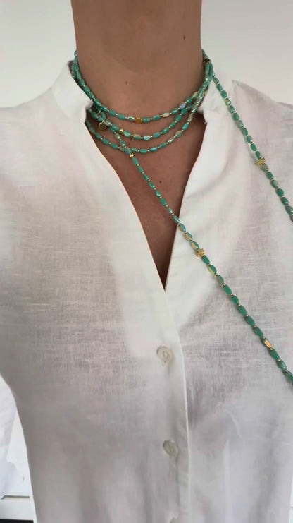 sautoir emeraude solaire en perles de verre porte en collier sur chemise blanche ✨