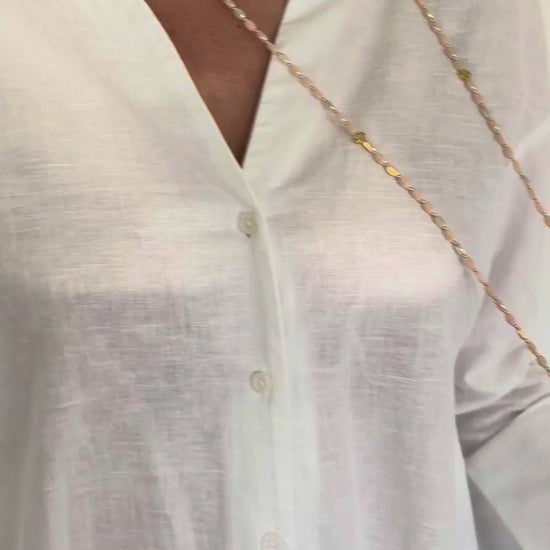 Sautoir Ovale Opaline FAIS PAS TA STEPH porté en collier et manchette, bijou modulable en perles ovales opalines avec trèfles dorés.