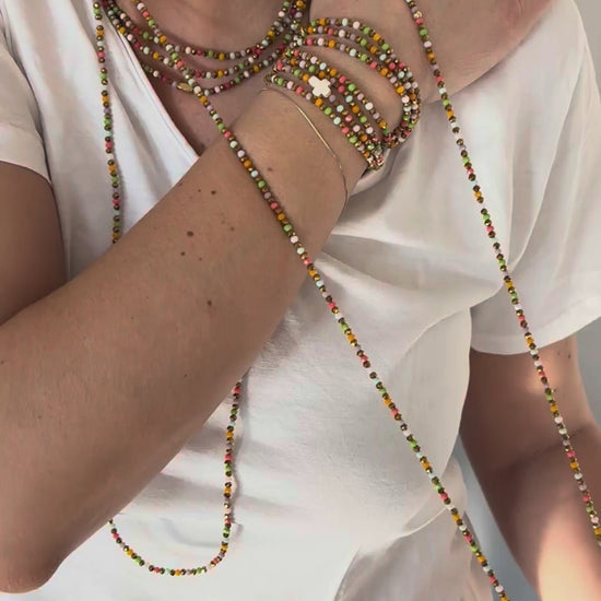 Vidéo collier Candy Pop multicolore avec trèfles dorés porté multi façons ras de cou sautoir et manchette FAIS PAS TA STEPH