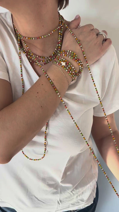 Vidéo collier Candy Pop multicolore avec trèfles dorés porté multi façons ras de cou sautoir et manchette FAIS PAS TA STEPH