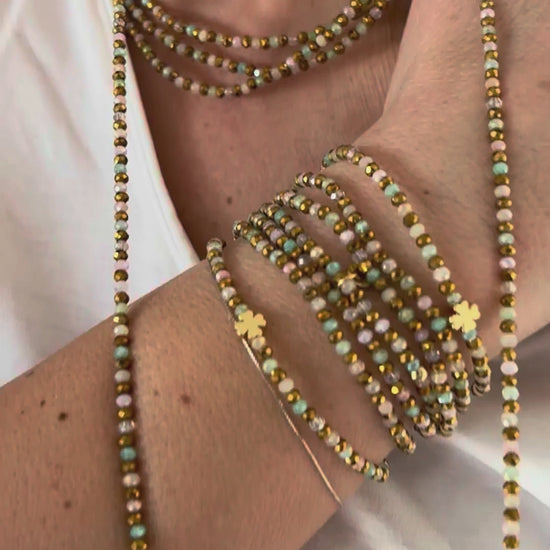 Sautoir Brume Croix Verte en perles multicolores porté en sautoir et manchette, collier élastique modulable FPTS