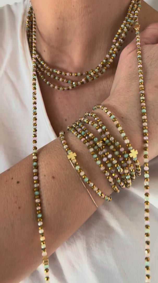 Sautoir Brume Croix Verte en perles multicolores porté en sautoir et manchette, collier élastique modulable FPTS