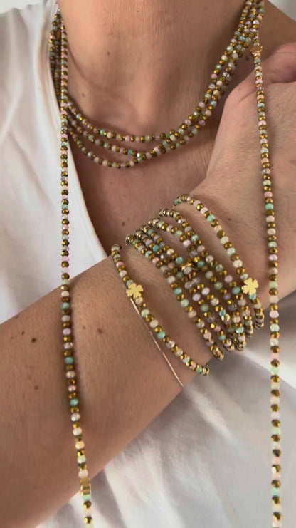 Sautoir Brume Croix Verte en perles multicolores porté en sautoir et manchette, collier élastique modulable FPTS