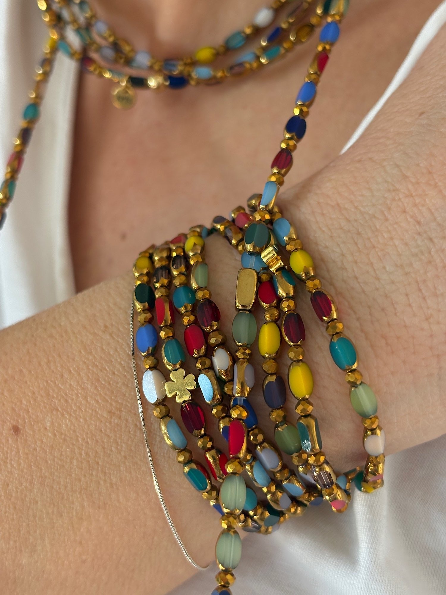 Sautoir Rainbow Solaire porté en manchette multirangs avec trèfle doré