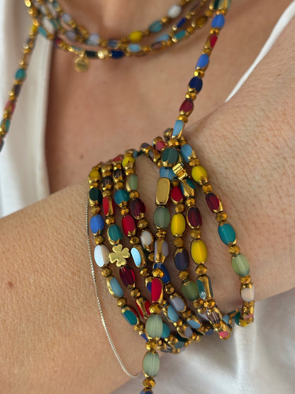 Sautoir Rainbow Solaire porté en manchette multirangs avec trèfle doré