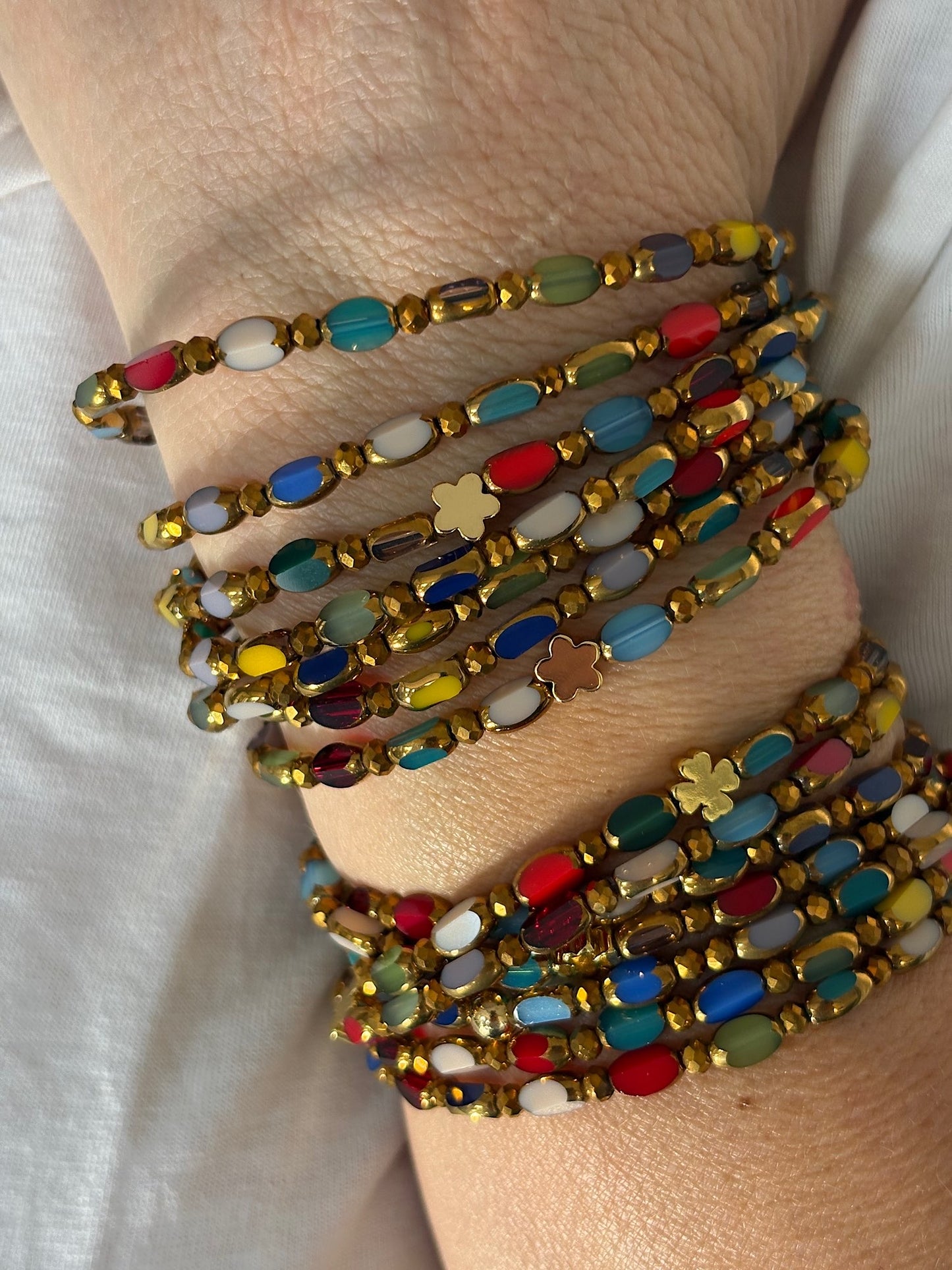 Sautoir Rainbow Solaire porté en double manchette multirangs avec trèfle doré FAIS PAS TA STEPH