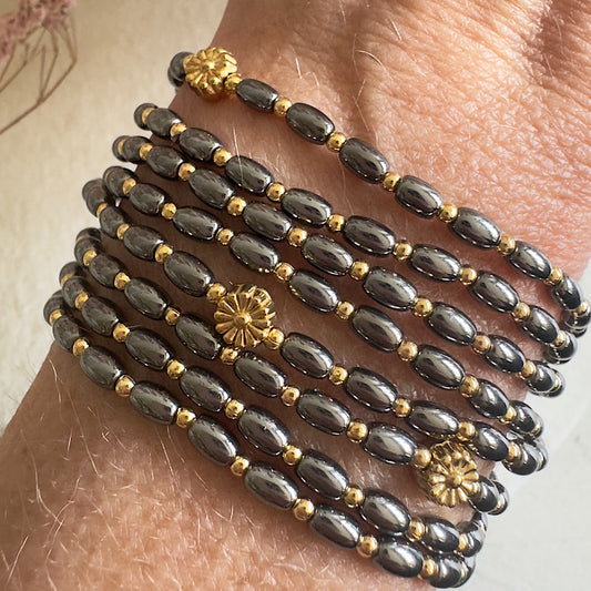 Sautoir Reflet d’Encre porté en bracelet manchette avec perles en verre charbon effet mir