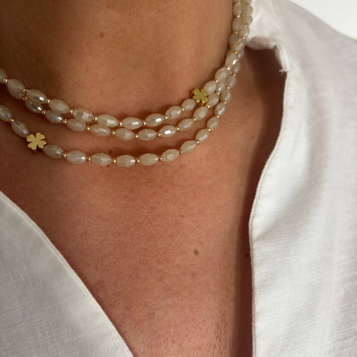 sautoir élastique perles couleur craie et perles dorées porté en collier ras de cou trois tours - FAIS PAS TA STEPH