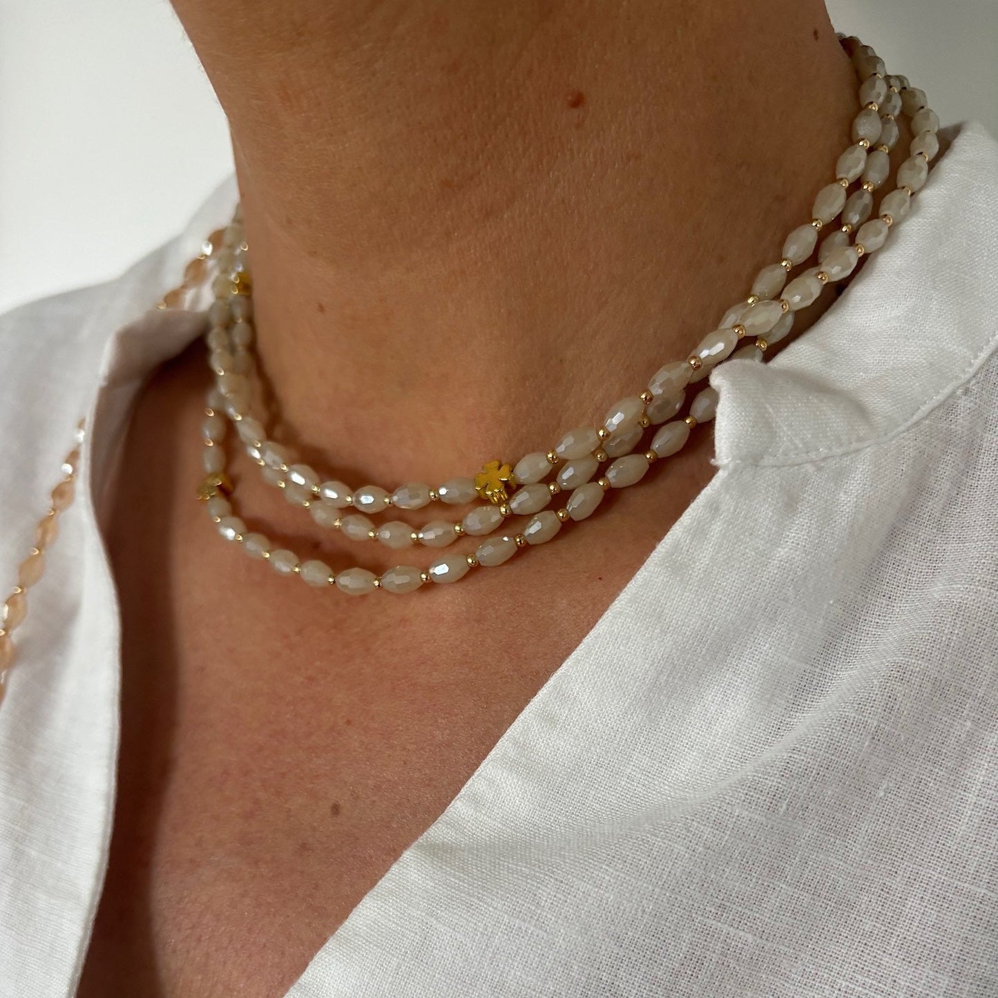 sautoir élastique perles couleur craie et perles dorées porté en collier ras de cou -FAIS PAS TA STEPH