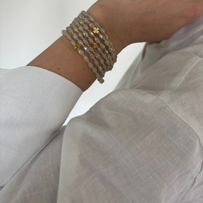 sautoir élastique perles couleur craie et perles dorées porté en bracelet manchette - FAIS PAS TA STEPH