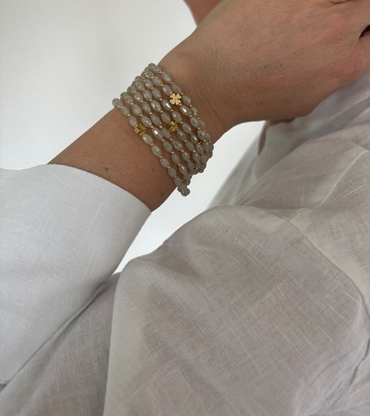 sautoir élastique perles couleur craie et perles dorées porté en bracelet manchette - FAIS PAS TA STEPH