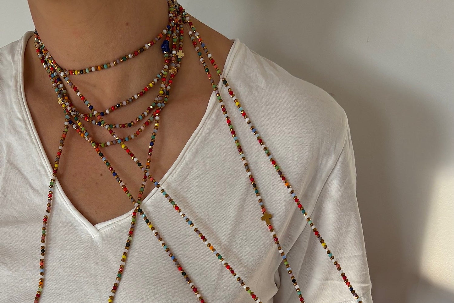 Sautoir élastique multicolore Pixel modulable porté en accumulation avec bracelets assortis FAIS PAS TA STEPH