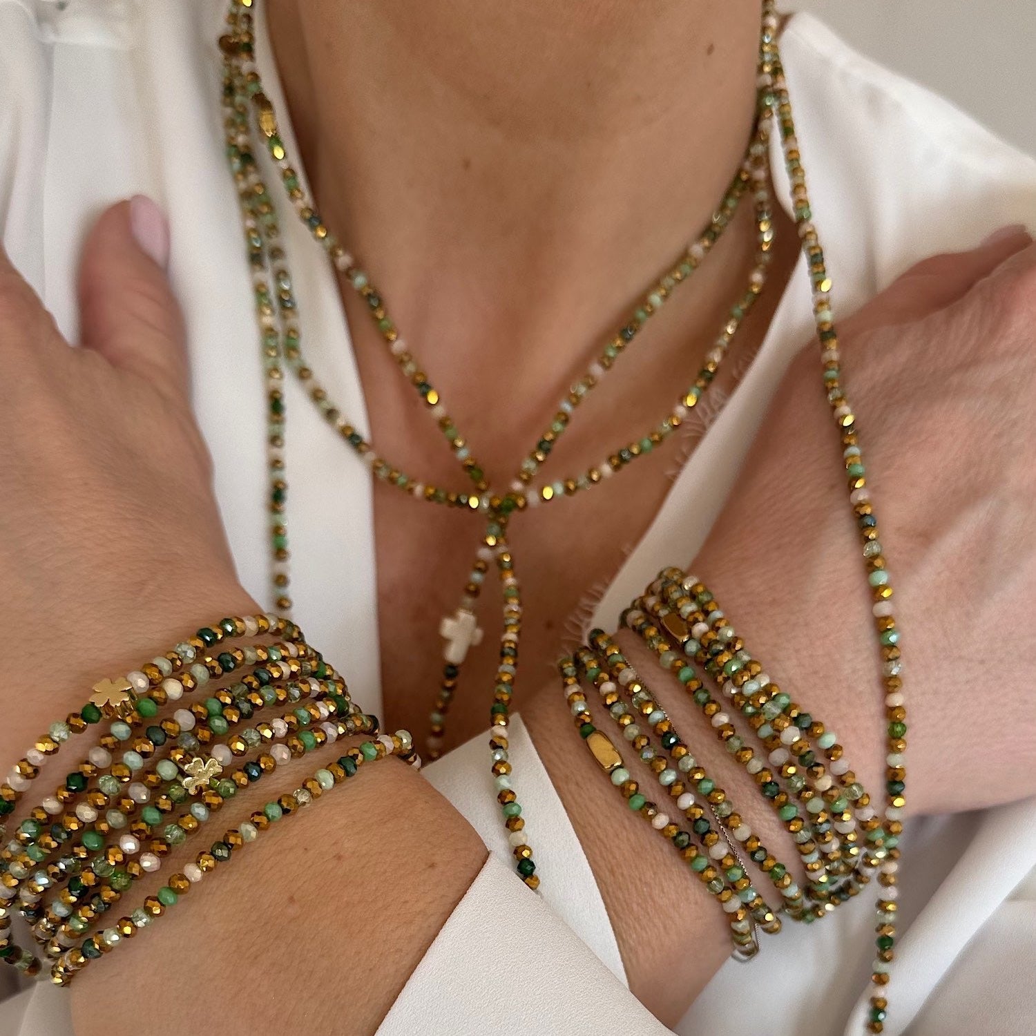 Sautoir Minty en perles vertes et dorées porté en collier et en manchette - FAIS PAS TA STEPH