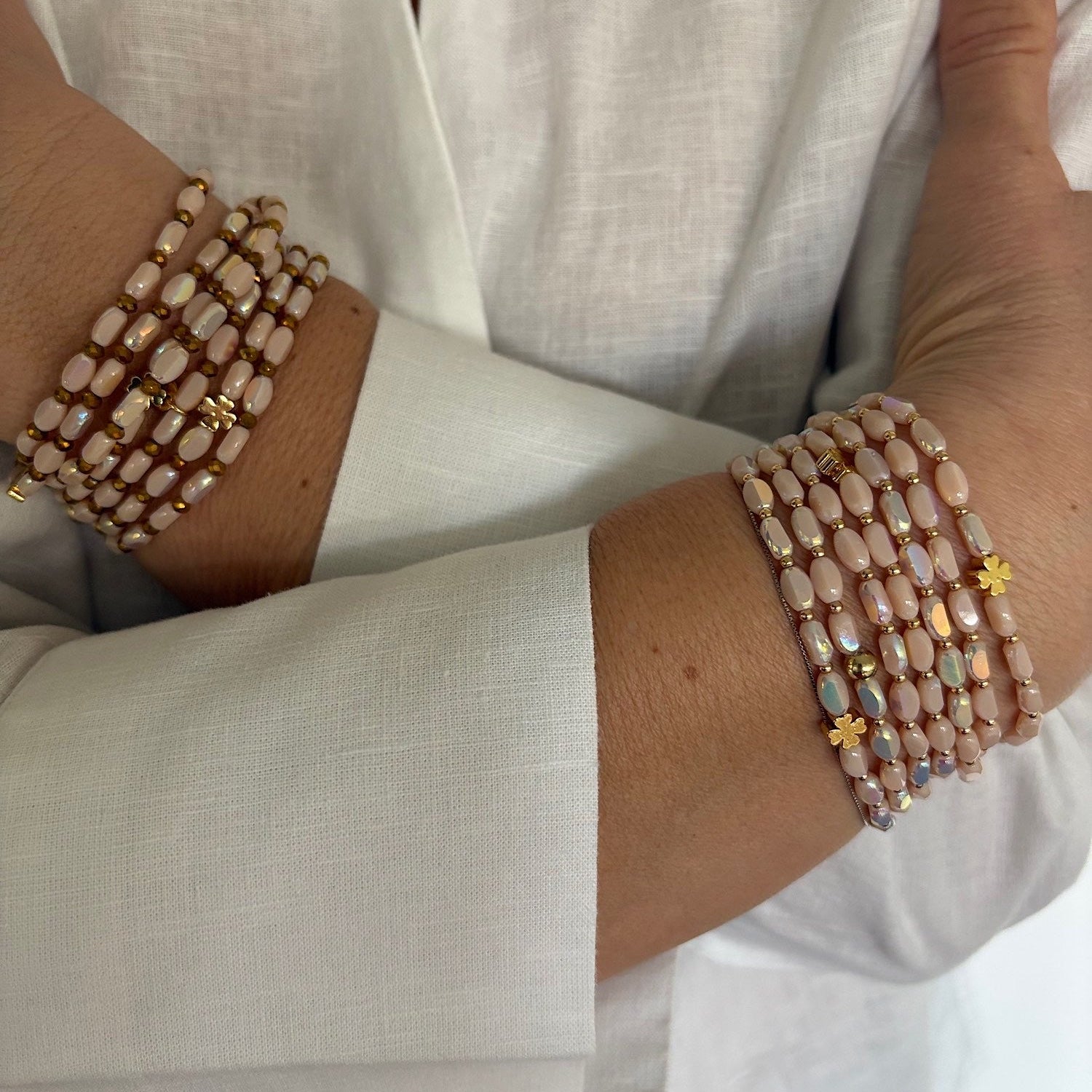 Sautoir Ovale Opaline FAIS PAS TA STEPH porté en manchette multi-tours avec perles ovales opalines et trèfles dorés