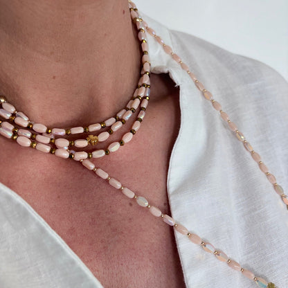 Sautoir Ovale Opaline FAIS PAS TA STEPH porté en collier et sautoir avec perles ovales opalines et trèfles dorés