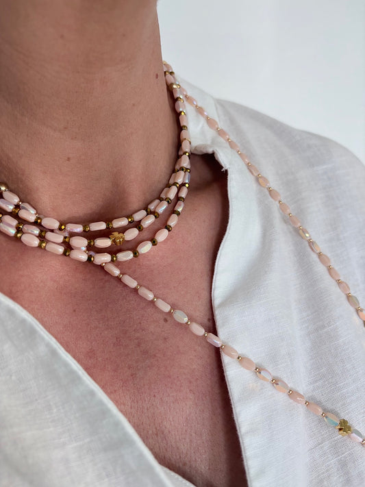 Sautoir Ovale Opaline FAIS PAS TA STEPH porté en collier et sautoir avec perles ovales opalines et trèfles dorés