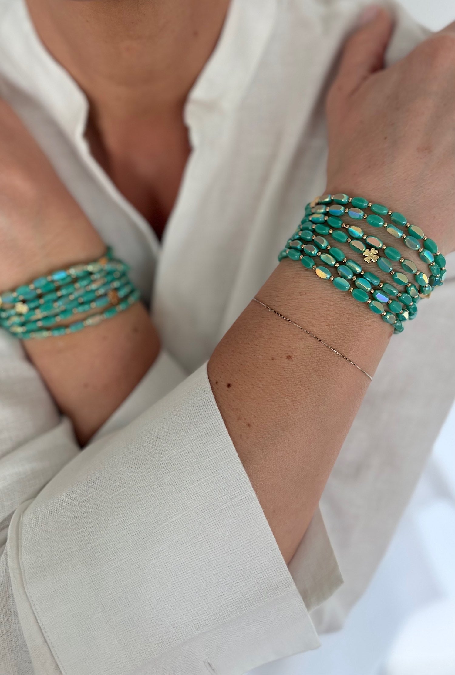 sautoir ovale solaire turquoise en perles de verre porte en manchette bracelet sur les deux poignets