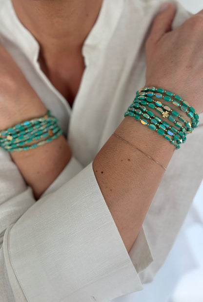 sautoir ovale solaire turquoise en perles de verre porte en manchette bracelet sur les deux poignets