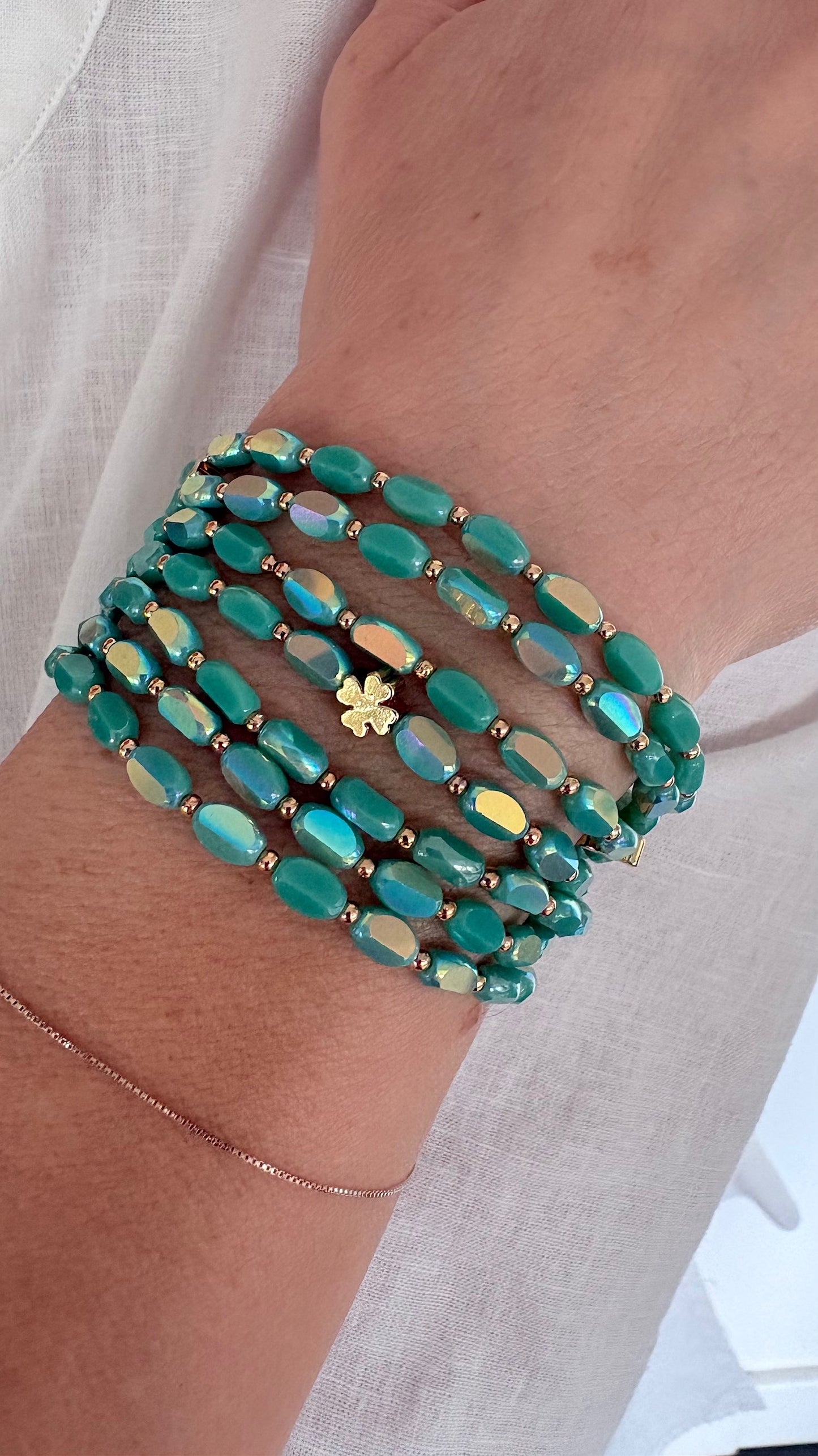 sautoir ovale solaire turquoise en perles de verre porte en manchette avec trefle dore