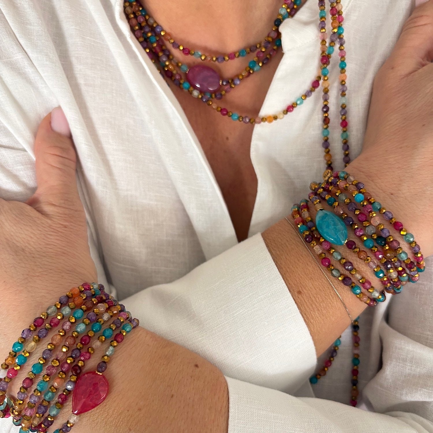 Sautoir en pierres naturelles multicolores modulable porté en bracelet manchette