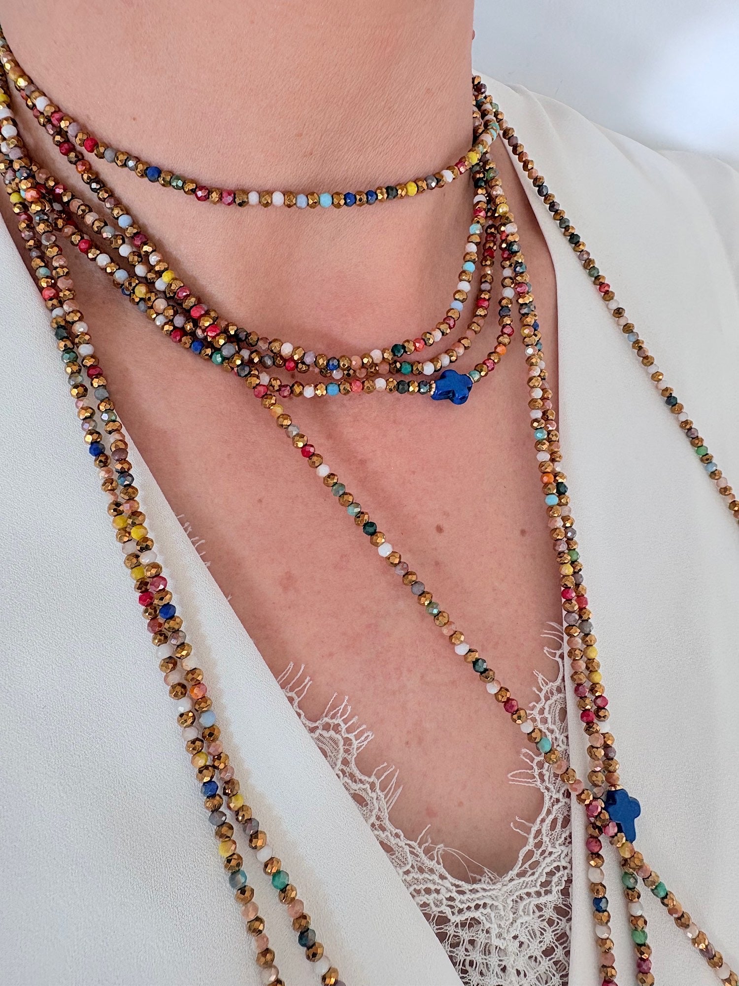 Sautoir Vicky croix bleu porté en accumulation ras de cou et sautoir multicolore FAIS PAS TA STEPH