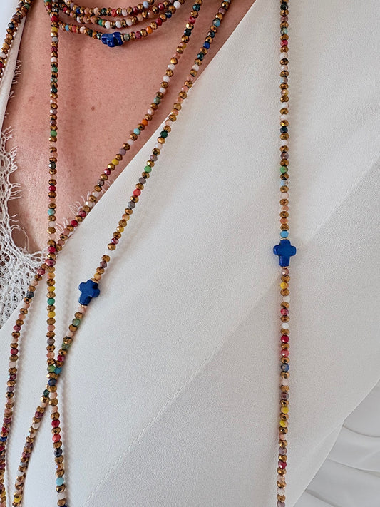 Sautoir Vicky croix bleu porté en sautoir long multicolore